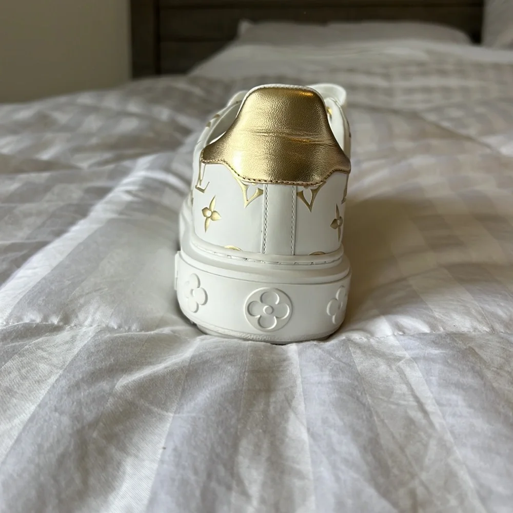 Brand new Louis Vuitton shoes. Size 10. White with gold accent. - Picture 7 of 9